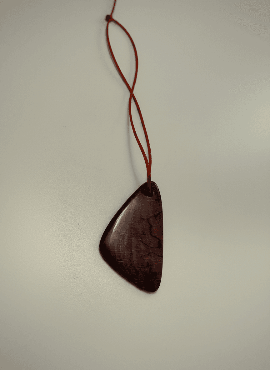 Pandantiv Triunghi Lat Roșu Închis