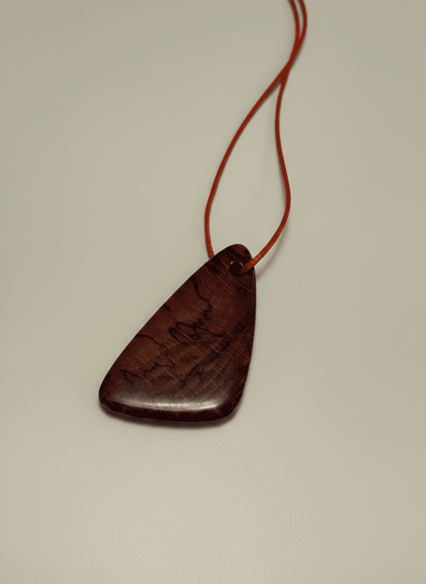 Pandantiv Triunghi Roșu Închis B